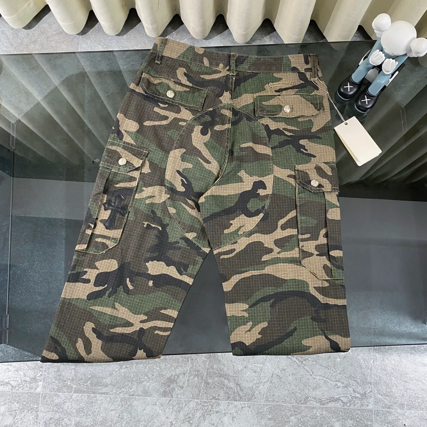 P280 CH Chromehearts camouflage work jeans, priced at 34W level, patchwork cross pattern embellishment, washed jeans! ! An absolutely high-end luxury product, a 1.9W-level god-level single product, a super popular product, made by top heavy industry, a magic weapon that cannot be missed! [About Zangyin] This is an extremely luxurious fashion brand that can also be called the aristocracy of the high street. It has always been an exclusive brand for some hipsters or rich second generations. Compared with ordinary high streets, it is more luxurious and noble. Compared with luxury brands, it is more fashionable and individual. It has always been a brand that I have a special liking for. [Top heavy industry fashion design] Consistently high-street luxury style. Speaking of this style, the Zangyin family and GU family are definitely the leading representative brands. Especially the Zangyin family has really achieved a state-of-the-art effect in creating high-street style. The unique washed material is used to create this style. The color system is already quite eye-catching. After it is decorated with patchwork cross flowers, it cleverly highlights the charm of the brand. Secondly, this style uses classic The high-waist cutting design highlights the long legs and fashionable temperament of the upper body. The brand is highly recognizable and the slim fit configuration is more suitable for daily wear. It is a product that interprets personality, fashion, and specifications at a glance. This single product is enough to make any fan excited. It can be a white T-shirt for a youthful college style, or a tight suspender for a royal style. It has strong matching ability and can be easily controlled by men.  [Materials and craftsmanship] Needless to say, this point goes without saying. As an excellent craftsman brand, Zangyin’s requirements for details and craftsmanship are really perfect. The washed color of this model has gone through so many processes, not to mention the embellishment of denim appliques. It is also purely hand-made and sewn. Just like what they believe in, only hand-made things have soul and have the meaning of wear. A top-notch heavy-duty fashionable denim item, I look forward to your perfect interpretation! !  Color: Camouflage Size: 28-36